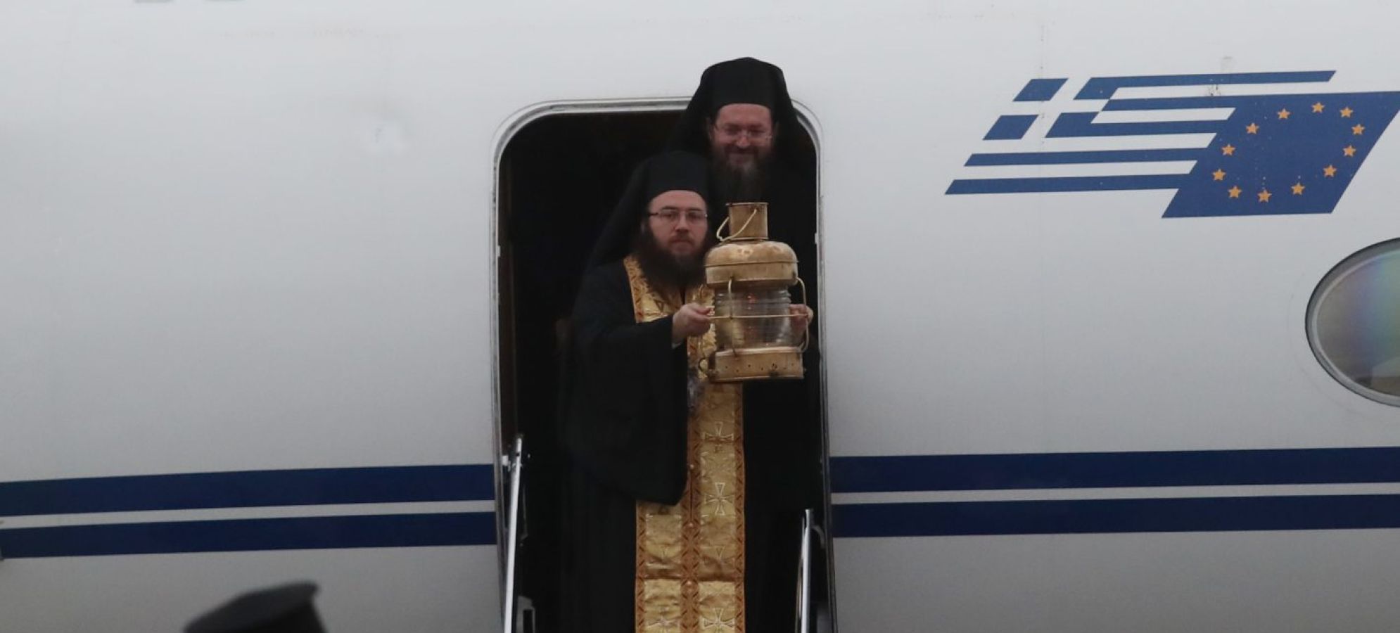 Έφτασε στην Αθήνα το Άγιο Φως – Υποδοχή με τιμές αρχηγού κράτους